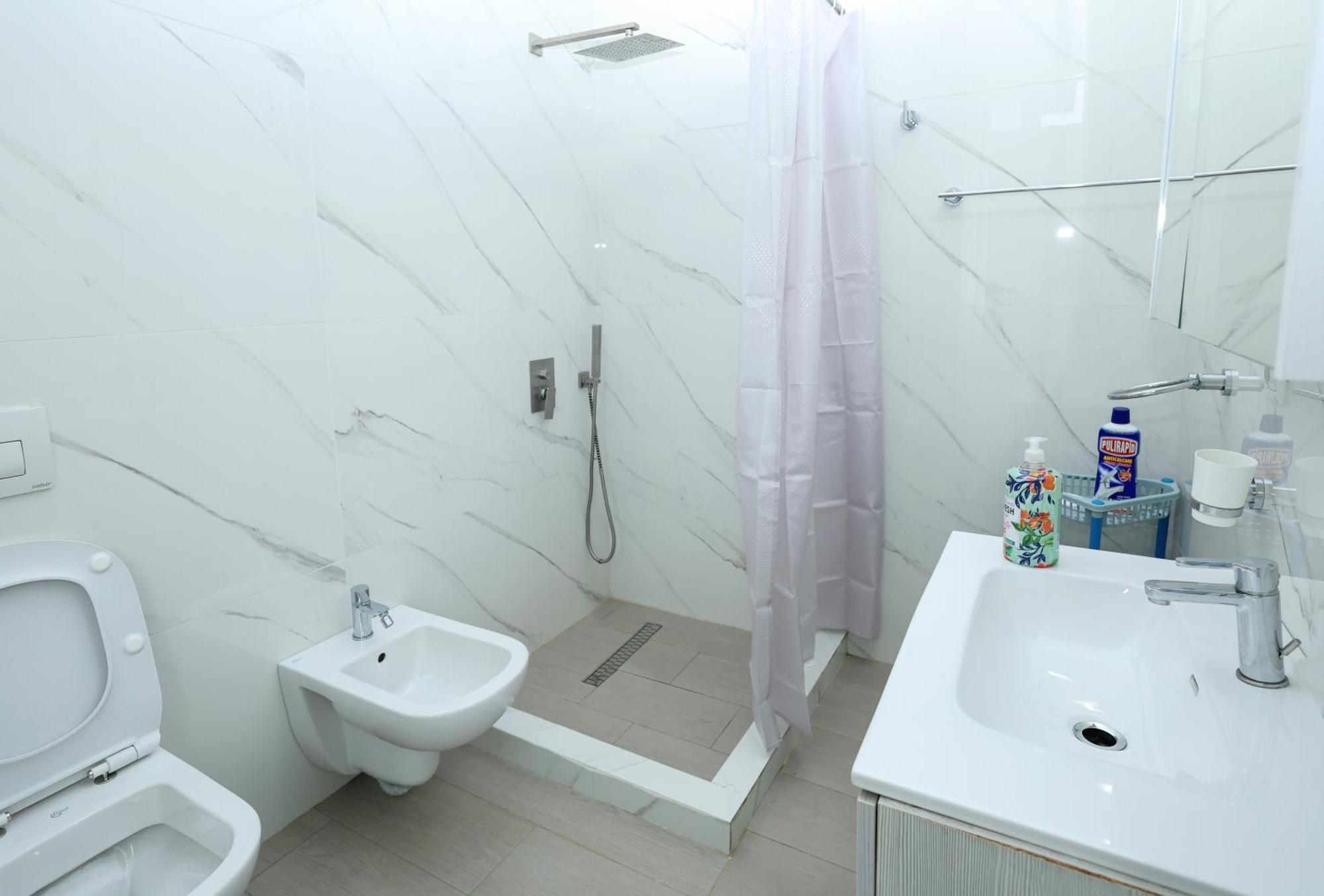 Romina Apartment Berat Buitenkant foto